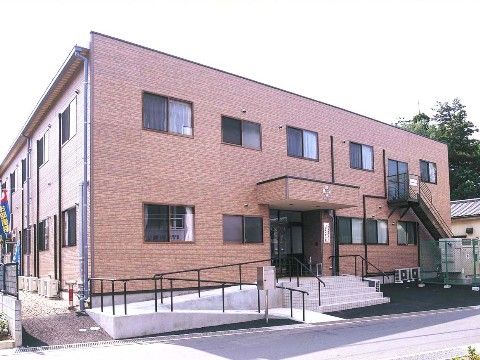 「スマイリングホーム メディス川越」スロープ付きの建物エントランスは、入居者様の出入りを円滑に致します。