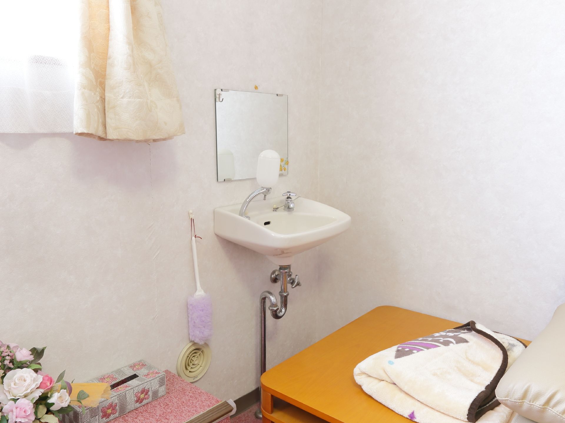 部屋の奥に洗面台が設置され、壁には鏡が掛けられている。就寝前の歯磨きや、朝の身支度などに使え便利である。