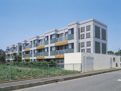 「スマイリングホーム メディス武蔵浦和」美しいブルーグレーのコントラストが落ち着いた生活を予感させる施設外観です。