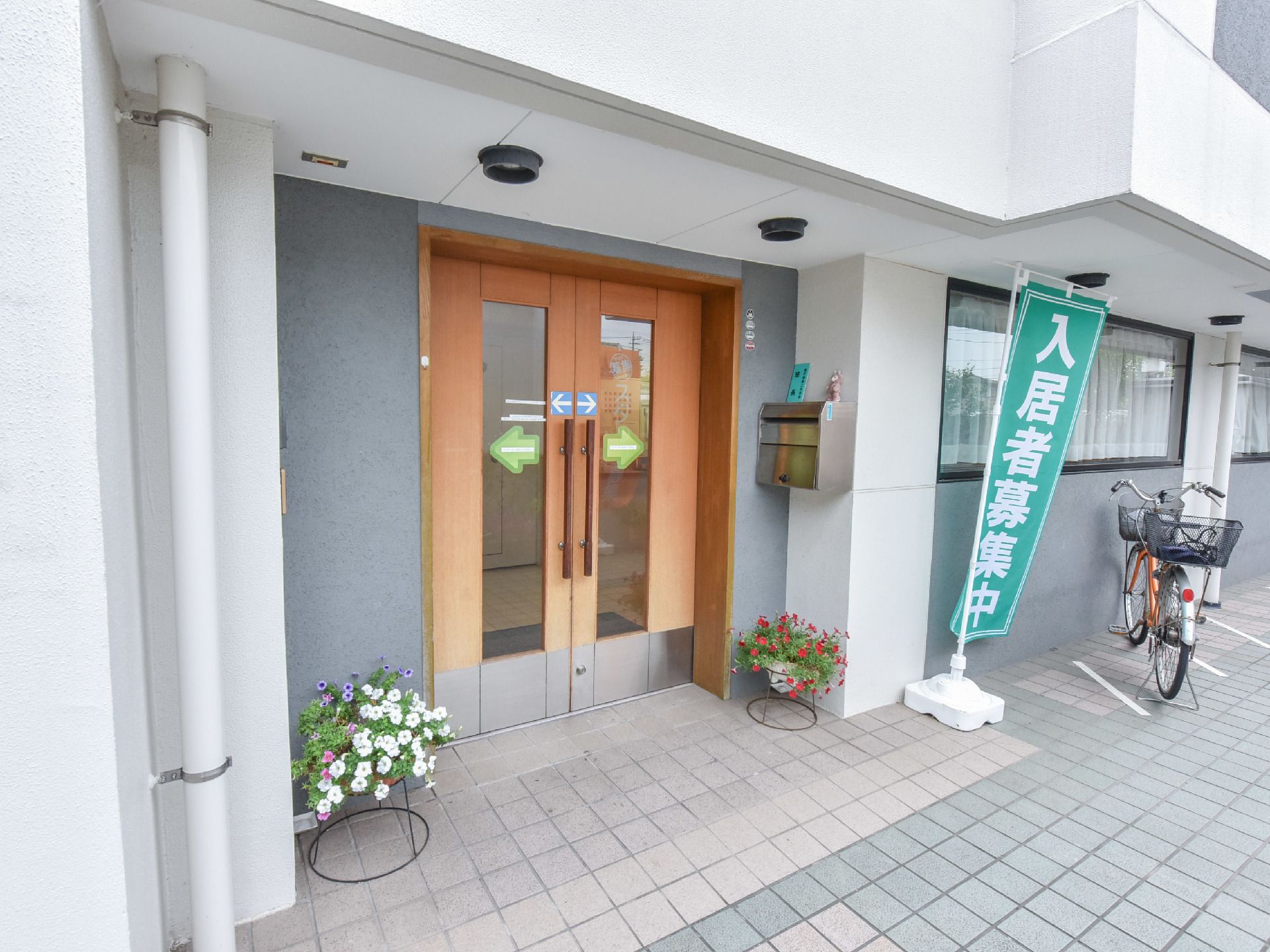 入り口の扉はスライド式の扉となっている。訪問者がすぐにわかるように、扉に矢印もマークが書かれている。