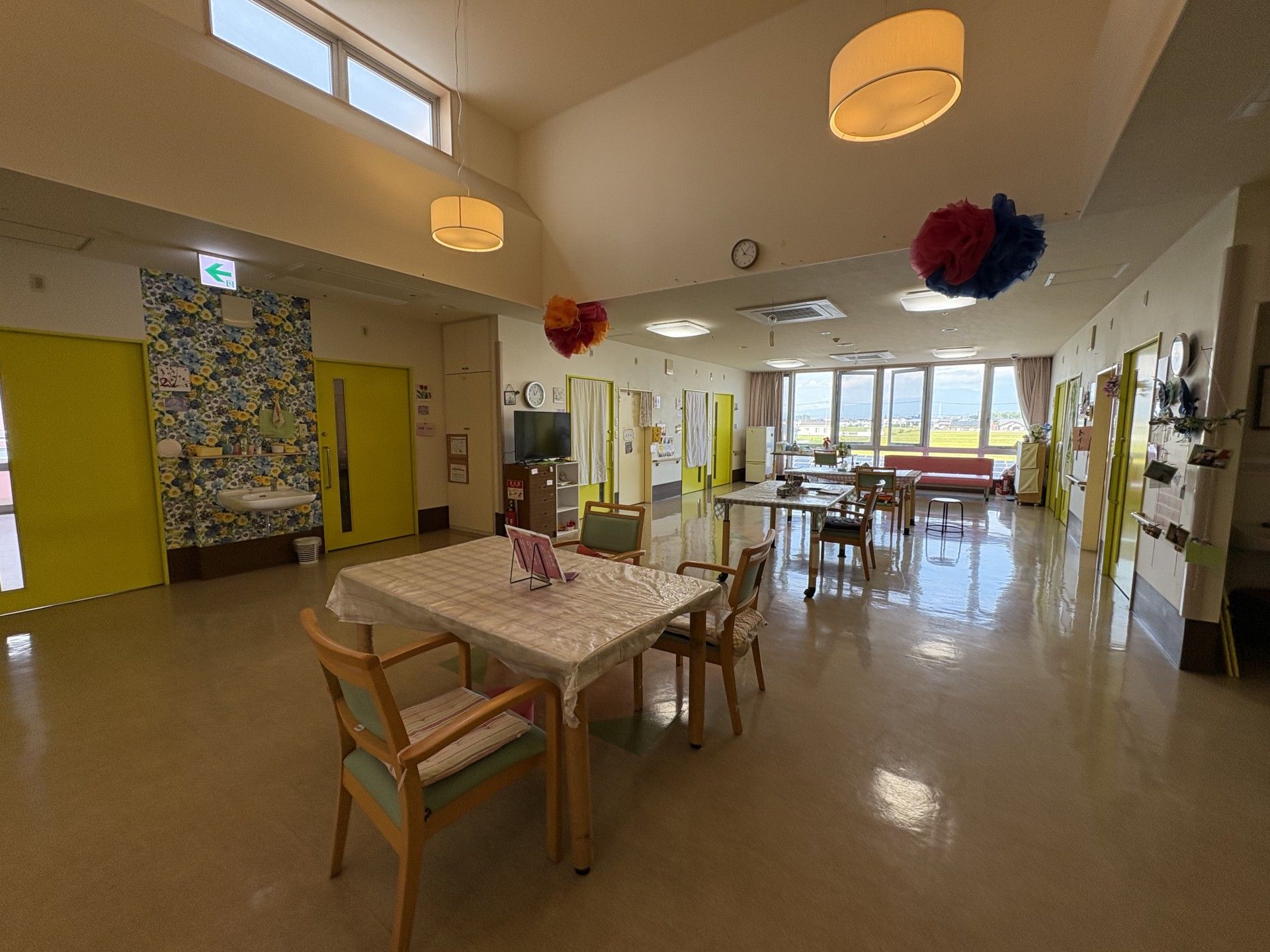 広い窓のある明るい部屋