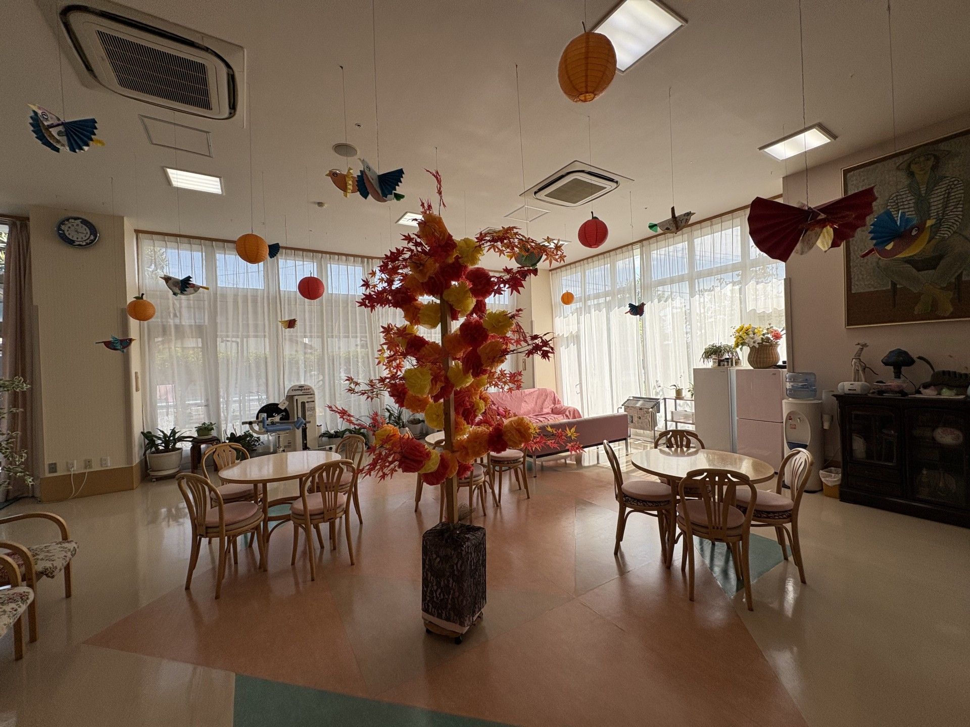 飾りが豊かな共有スペース