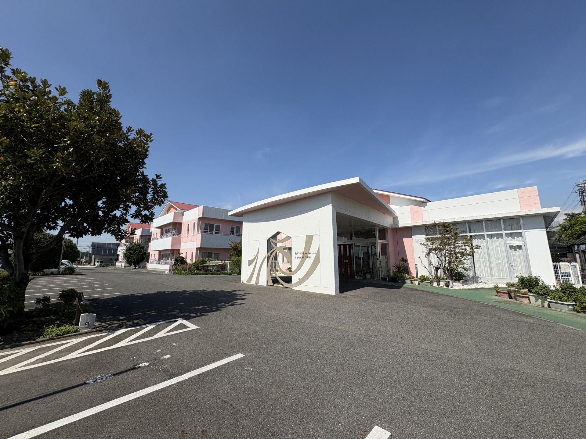 広い駐車場の建物外観