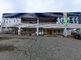 広い駐車場のある建物外観