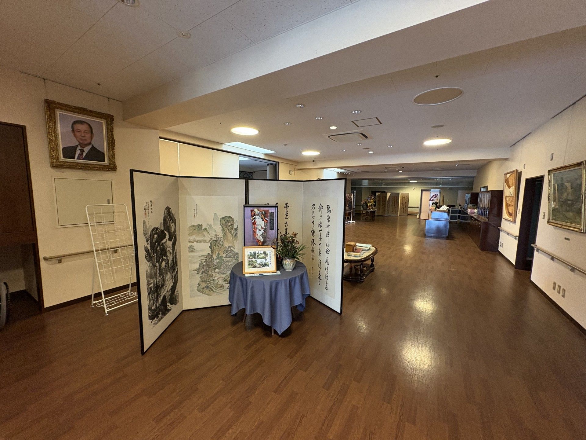 絵画と屏風が飾られた廊下