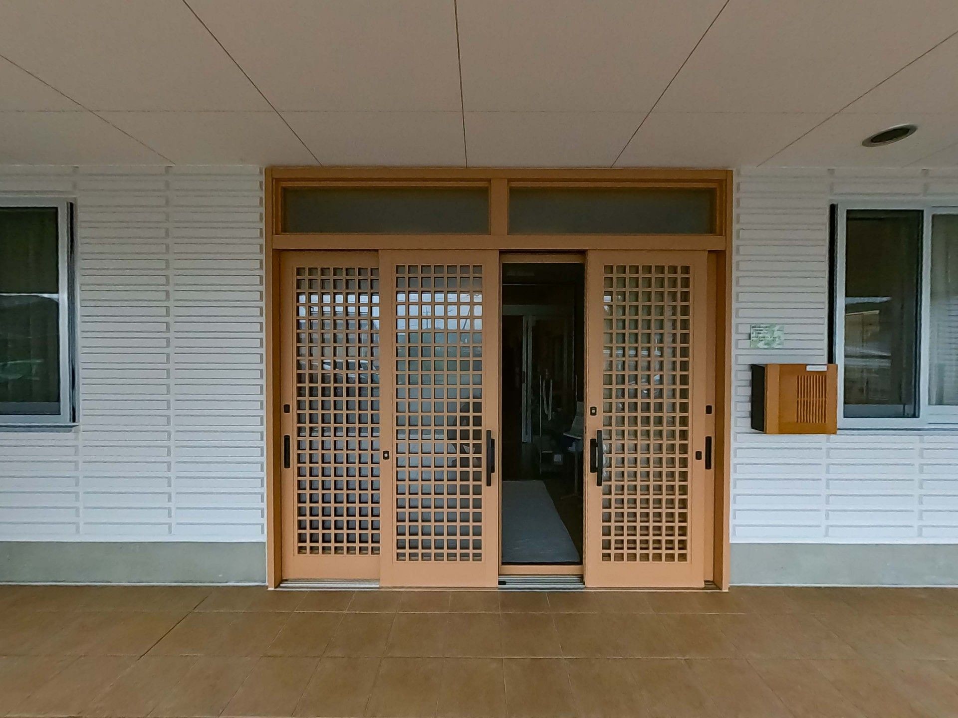 木製の格子戸の玄関