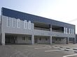 広い駐車場の建物