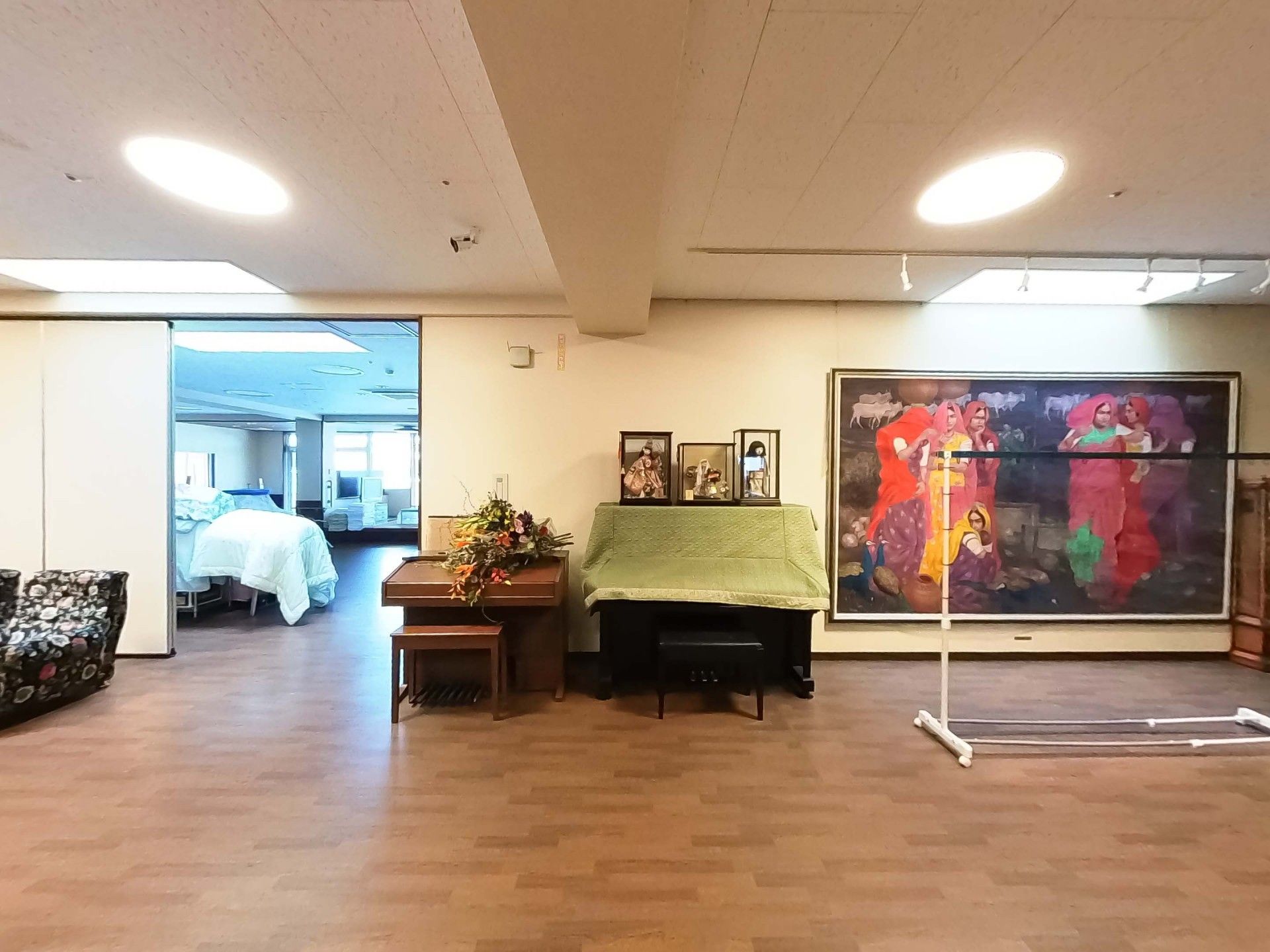 広い室内の一角