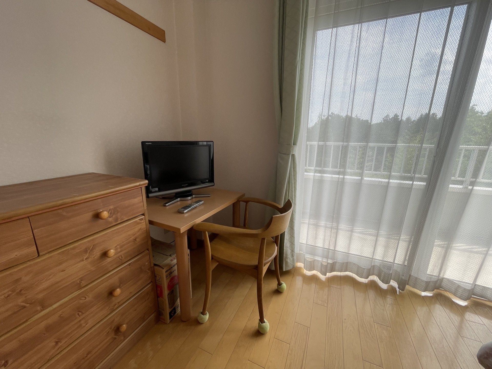 窓際の机と椅子