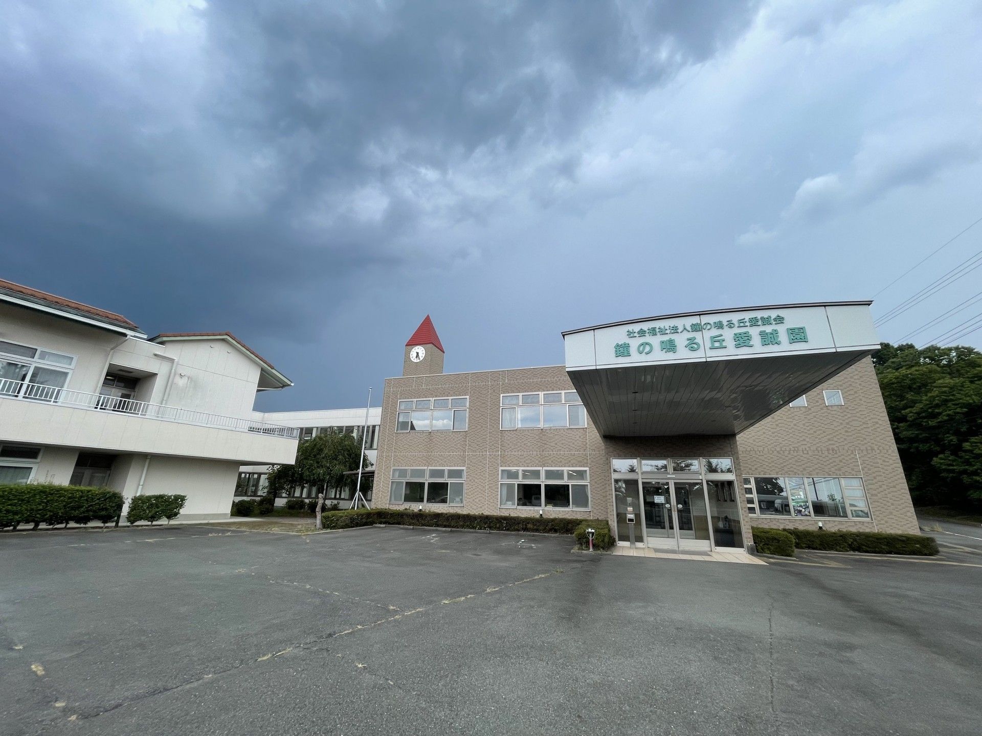 広い駐車場の建物外観