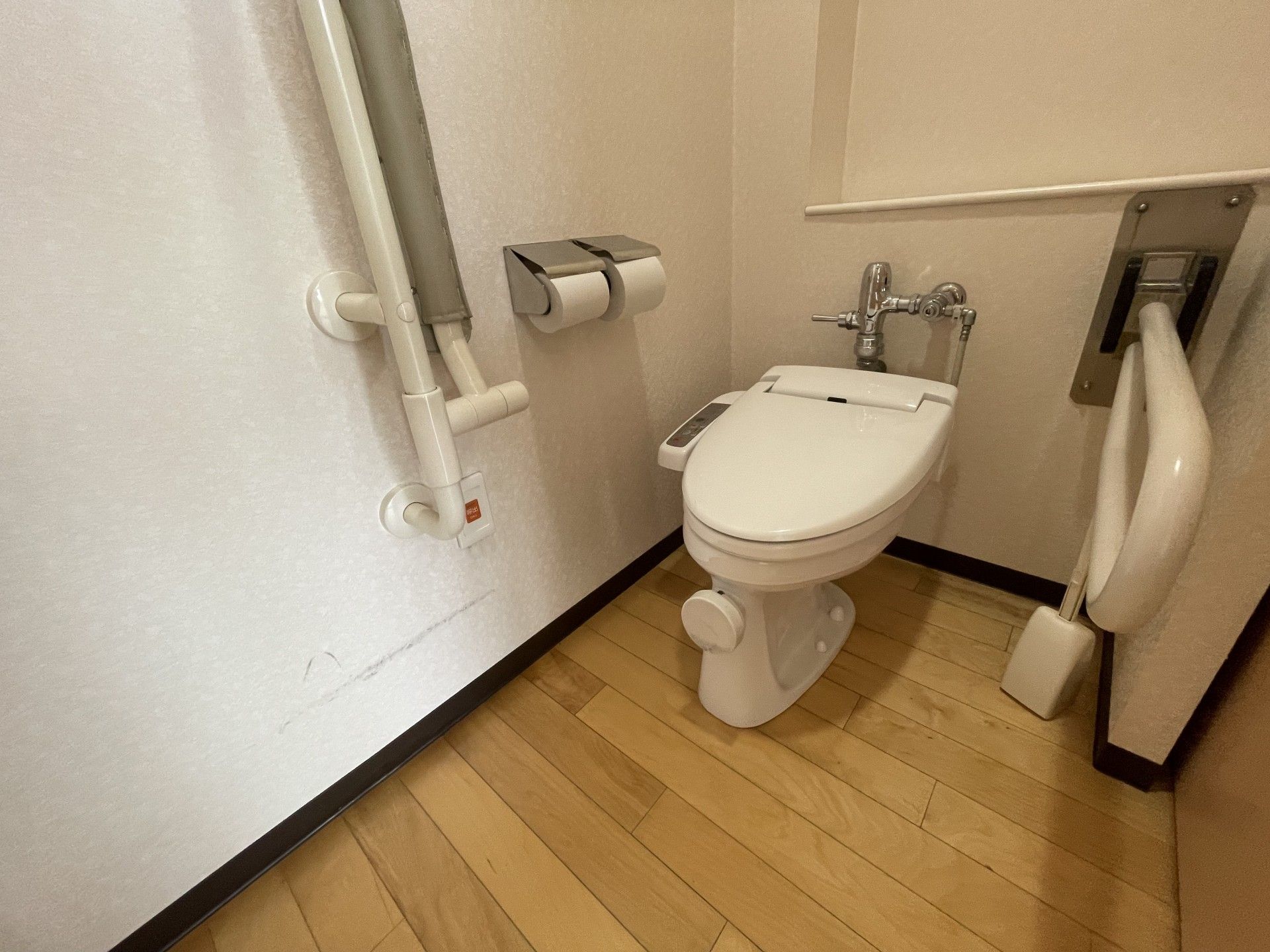 手すり付きのトイレ