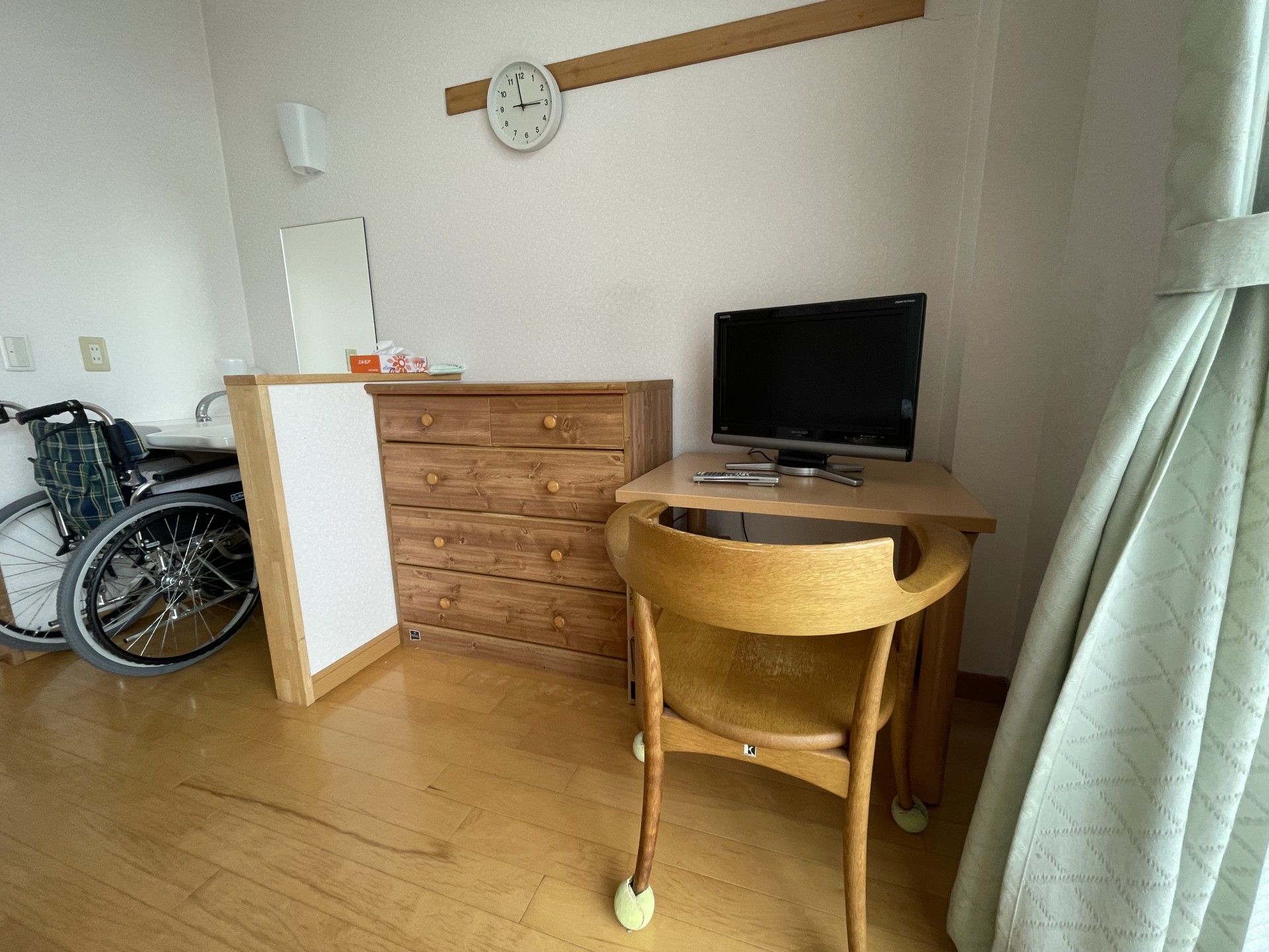 車椅子と机のある部屋