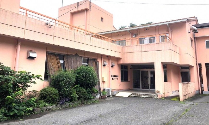ピンク色の建物正面