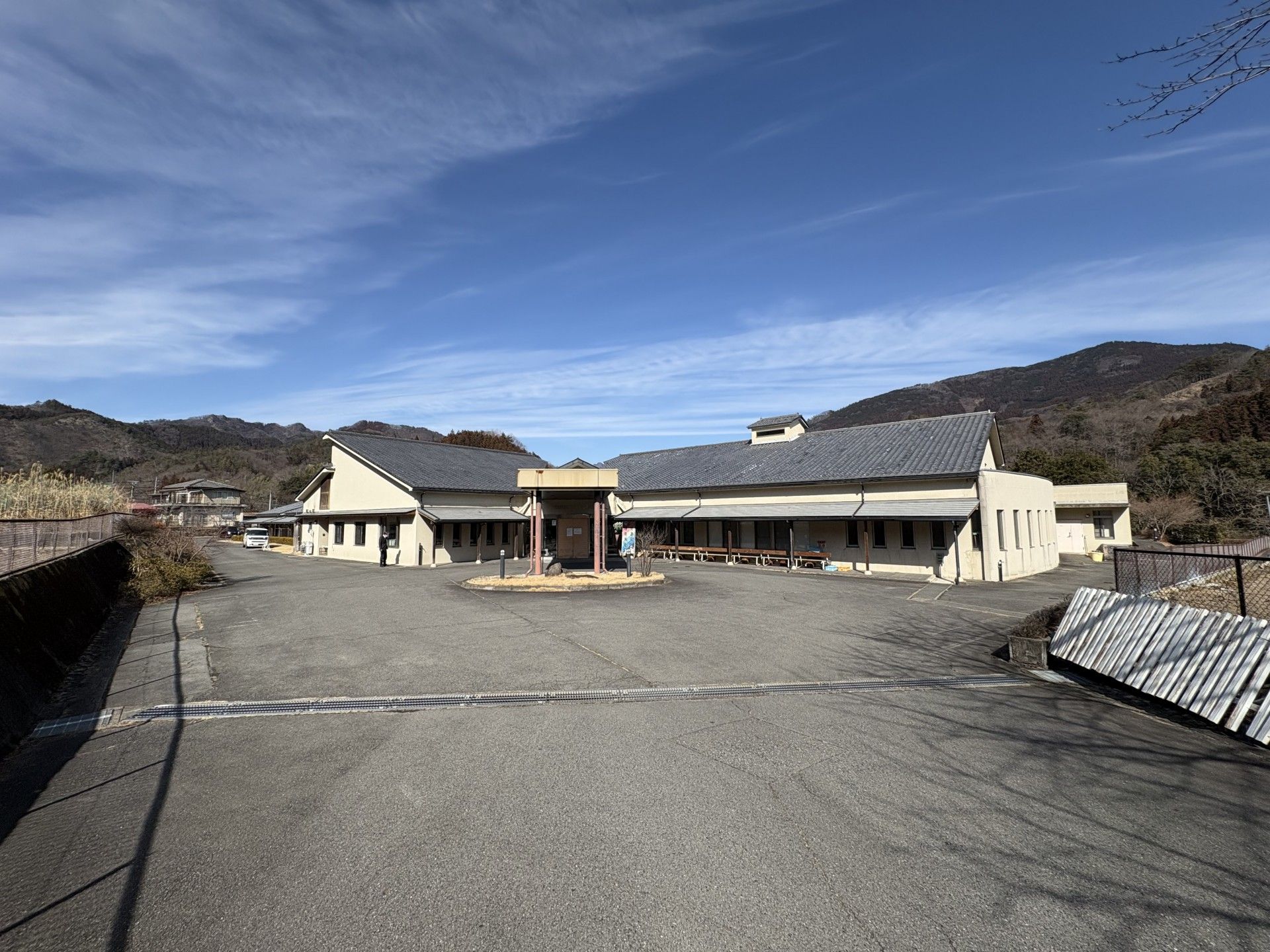 山に囲まれた建物の外観