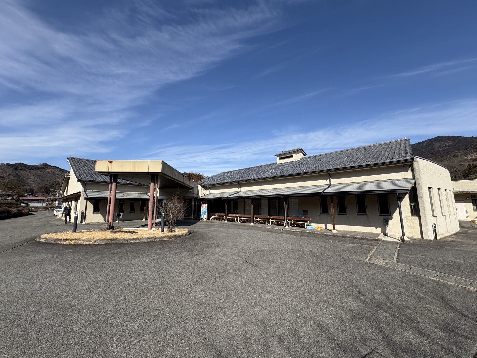 広い敷地の建物外観