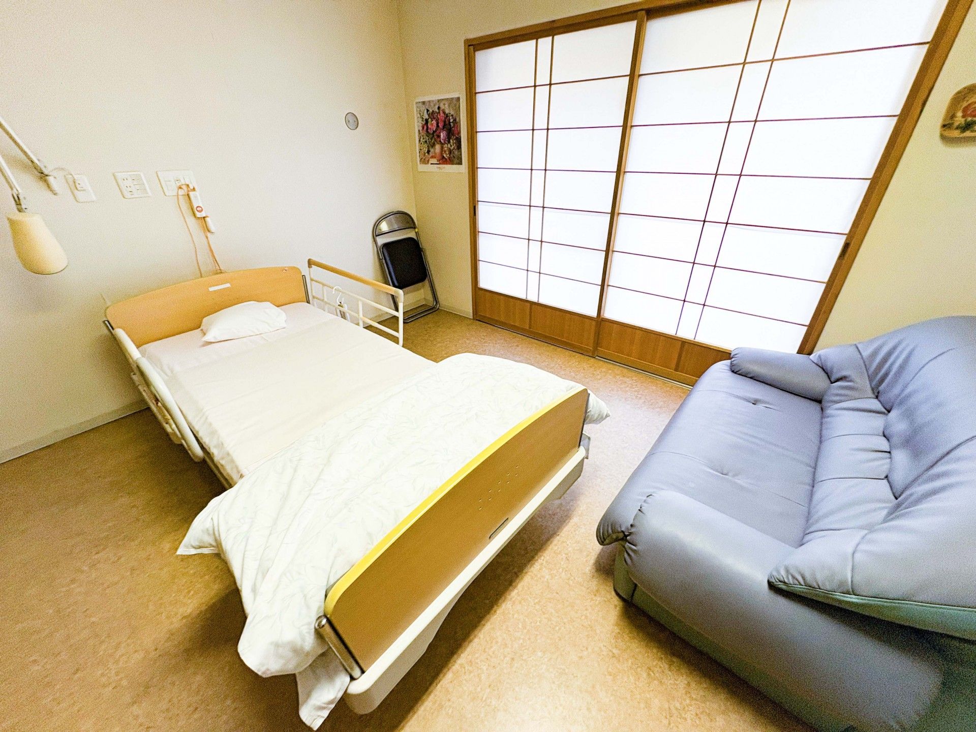 和室のベッドとソファ
