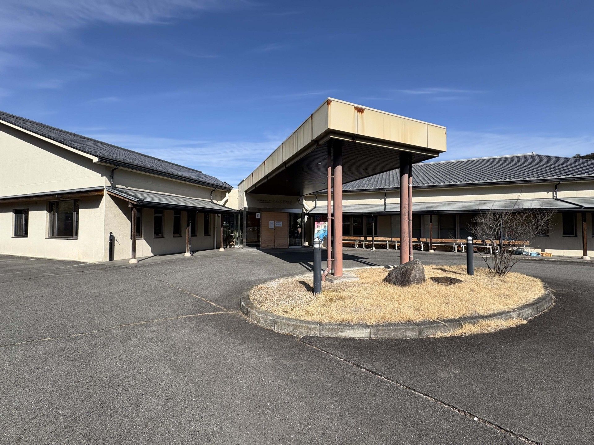 広いエントランスの建物