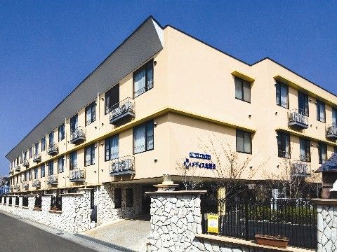 「スマイリングホーム メディス北越谷」イエローカラーが美しい施設の外観です
。