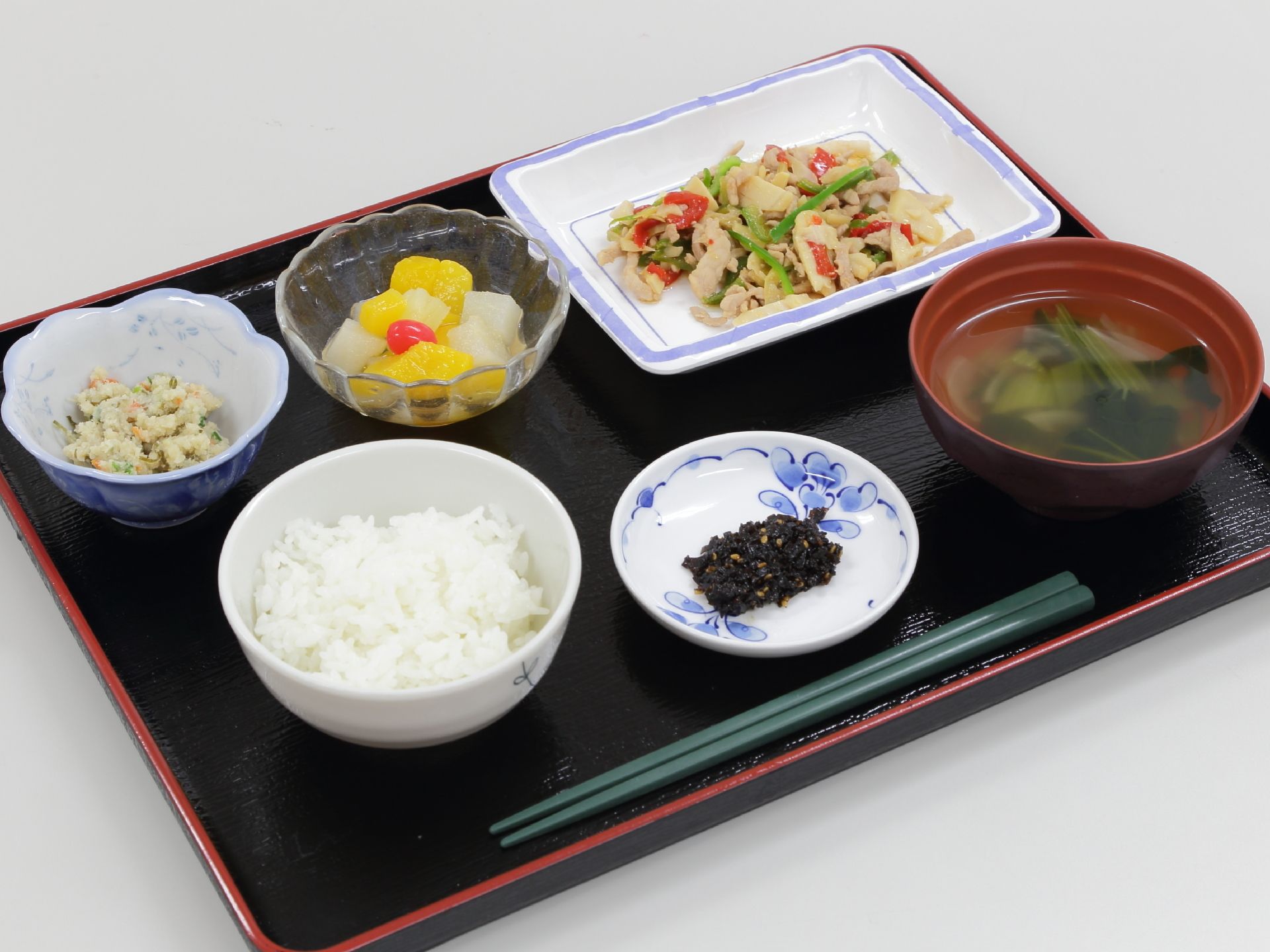 施設では栄養のバランスの整った食事が用意される。肉や野菜などのおかずからフルーツのデザートまで出てくる。