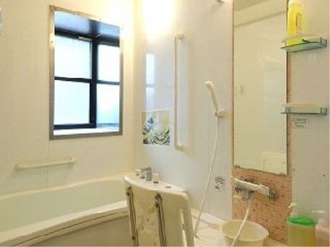 「スマイリングホーム メディス北越谷」個浴のご用意もございます。マドも付いており、気持ちよく入浴していただけます。