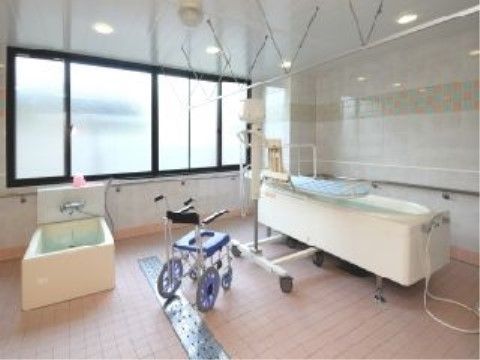 「スマイリングホーム メディス北越谷」入浴には機械浴設備も充実しています。どなた様のバスタイムも安全なものとなるように務めてまいります。