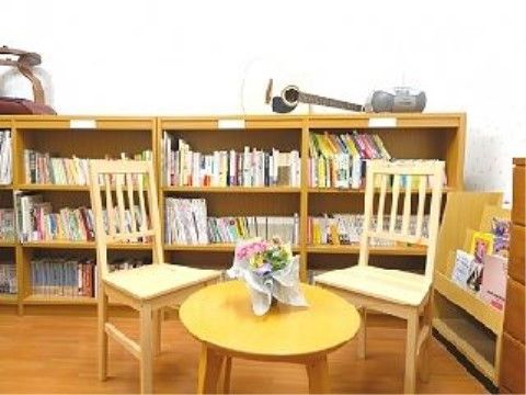 「スマイリングホーム メディス北越谷」館内には図書室を設けています。快適な読書ライフを促進いたします。