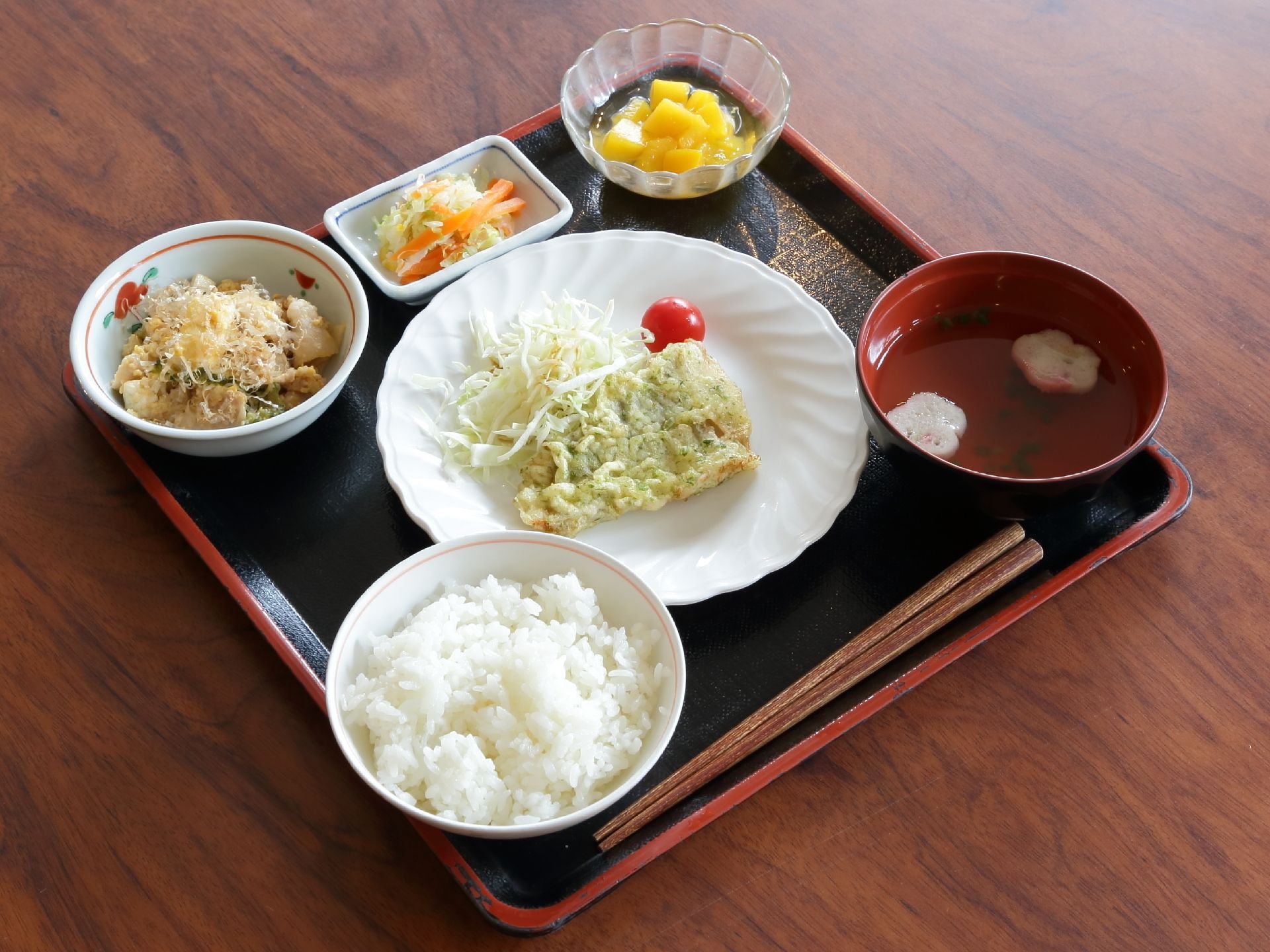 バランスのよい食事となっている。色鮮やかで食欲をそそる。量は平均的なので完食しやすい。野菜がたくさん摂れるメニューとなっている。