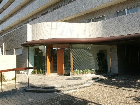 「スマイリングホーム メディス越谷蒲生」鉄筋コンクリート造りの地上6階建て、しっかりした施設の外観です。