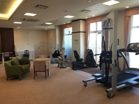 「スマイリングホーム メディス越谷蒲生」機能回復訓練室は大きなマドが特徴的です。
