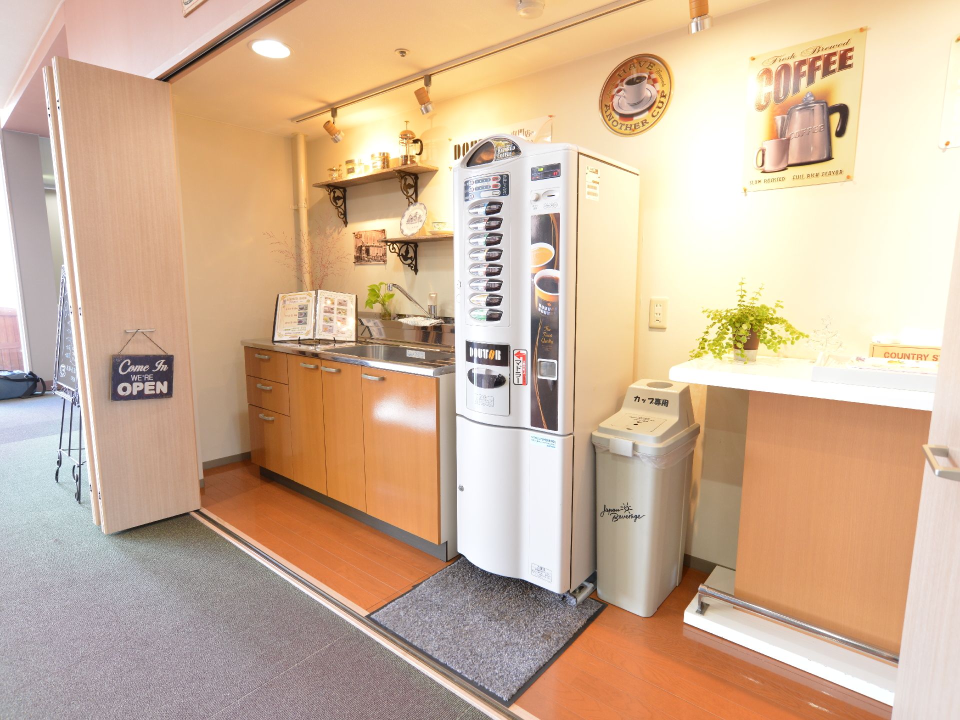 施設にはフリードリンクコーナーが設けられている。本格的なカフェのような佇まいで、無料で飲みたいものを飲むことができる嬉しいサービス。