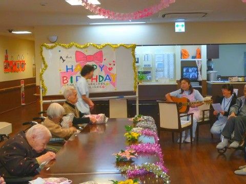 「ヒューマンサポート春日部」イベント時の一枚です。バースデーイベントも盛んに行われます。