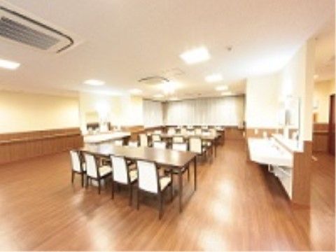 「ヒューマンサポート春日部」ダイニングです。お顔を合わせながら楽しい食事時をお過ごしいただけます。