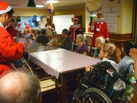 「ヒューマンサポート春日部」クリスマスイベントです。楽器演奏を鑑賞している入居者様。