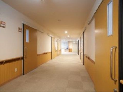 「スマイリングホーム メディス深谷」居室前の廊下です。引き戸になっていますので開閉がスムースです。