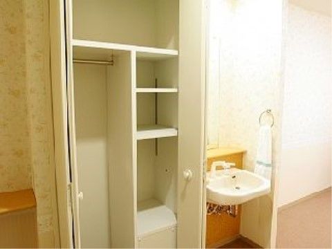 「スマイリングホーム メディス足立」居室には収納を用意しています。ものを出したままにしないことで、転倒事故を未然に防ぐことができます。