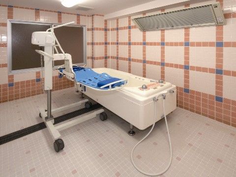 「スマイリングホーム メディス足立」起き上がることが難しい入居者様向けに機械浴槽の準備もございます。
