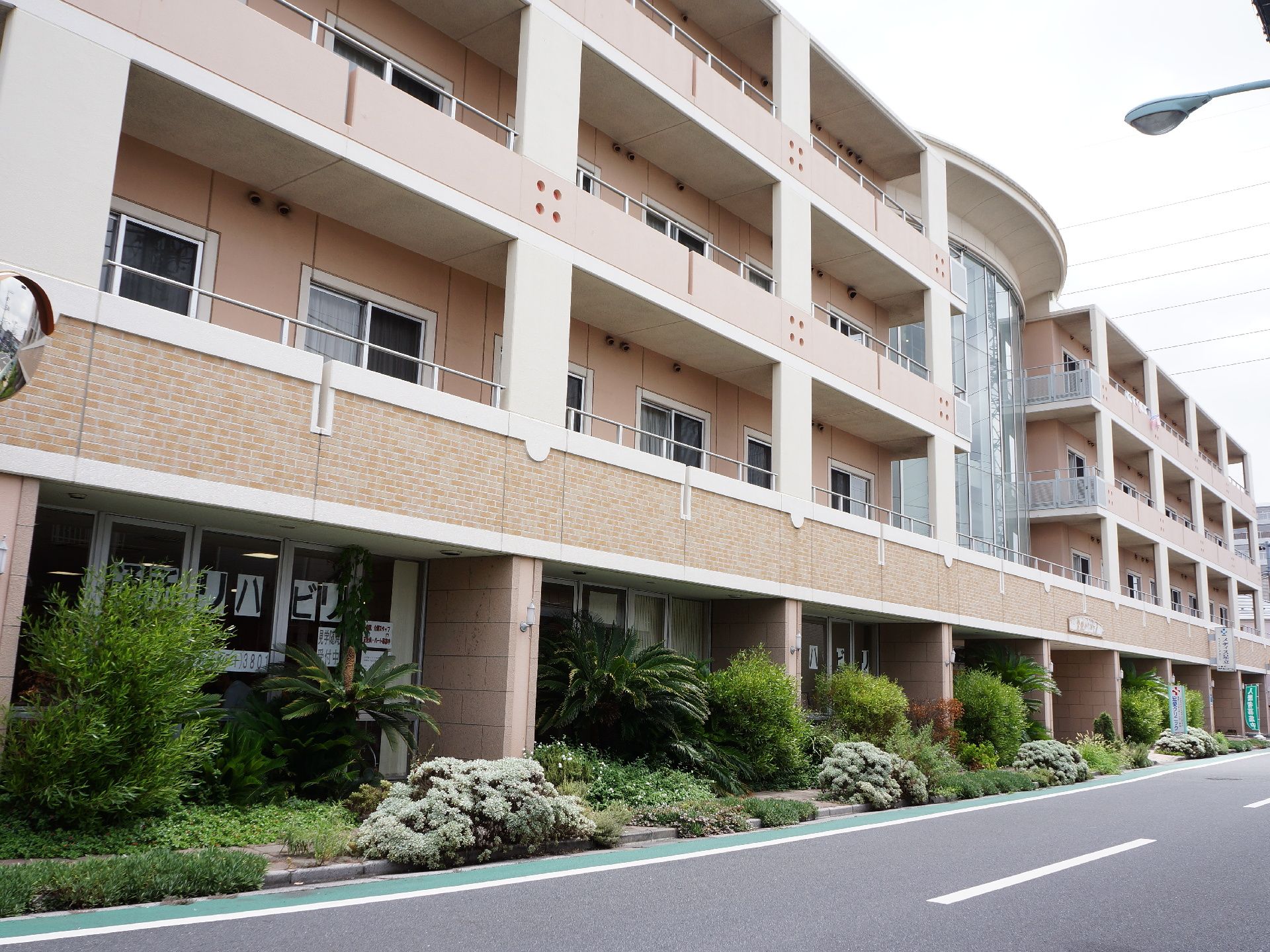建物の周りにはたくさんの緑が植えられている。優しい色のベージュが使われた建物である。ベランダもあり、とても広い。