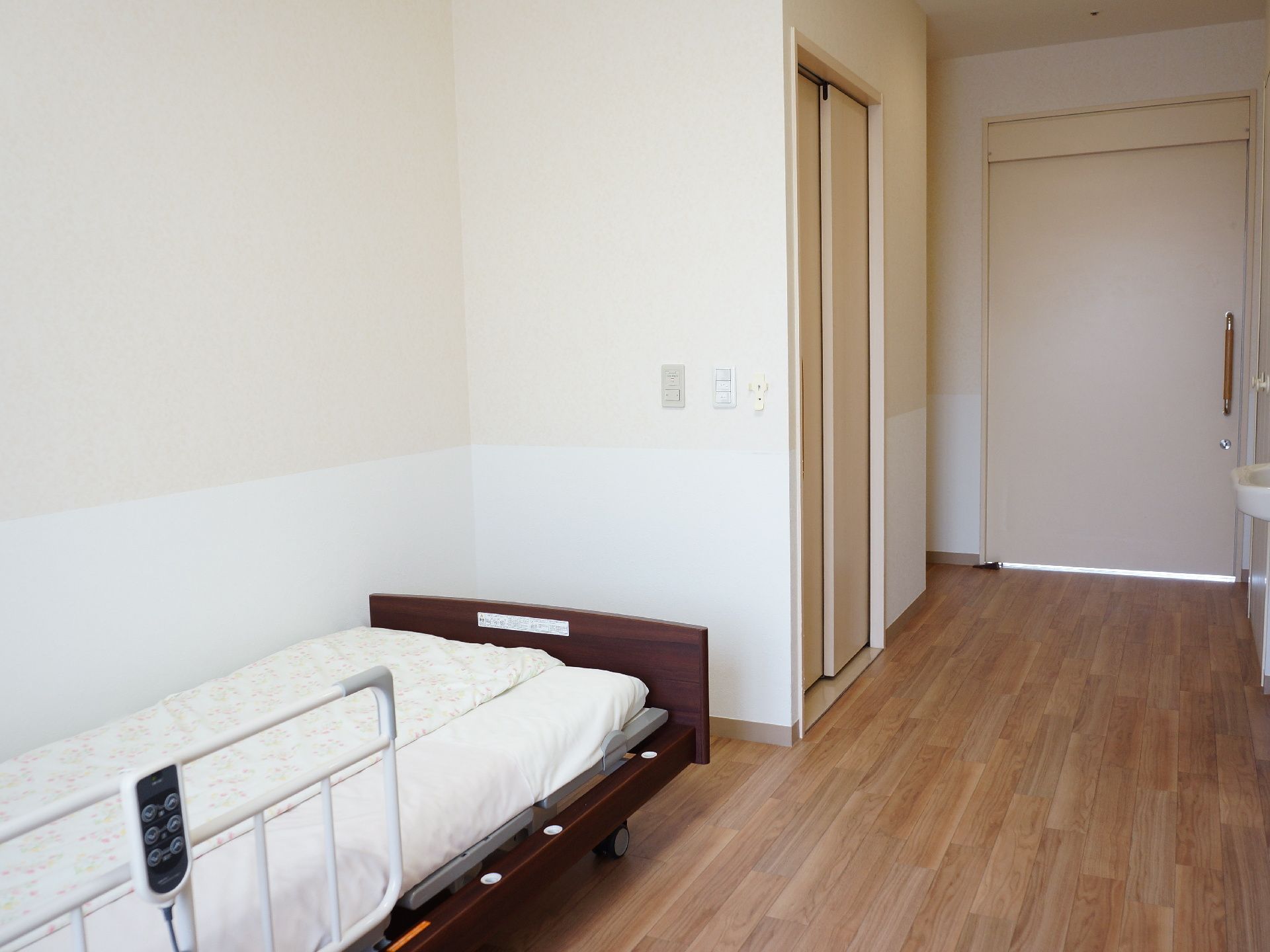 居室の出入り口からベッドに至るまでの導線も結構な幅があり、利用者にとって開放感と余裕のある造りとなっている。