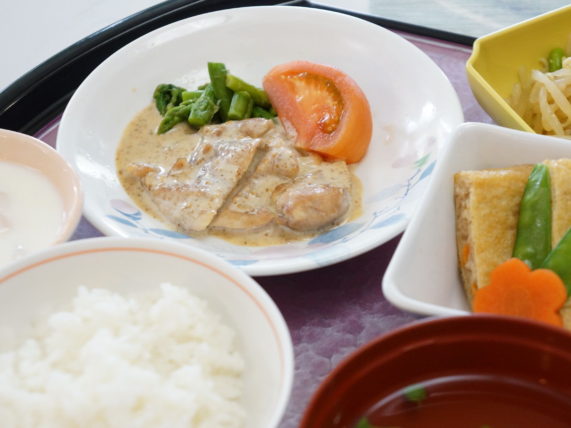 施設では食事が用意される。栄養のバランスの考えられた食事で、肉や野菜、あたたかい汁物など、様々なメニューが用意される。