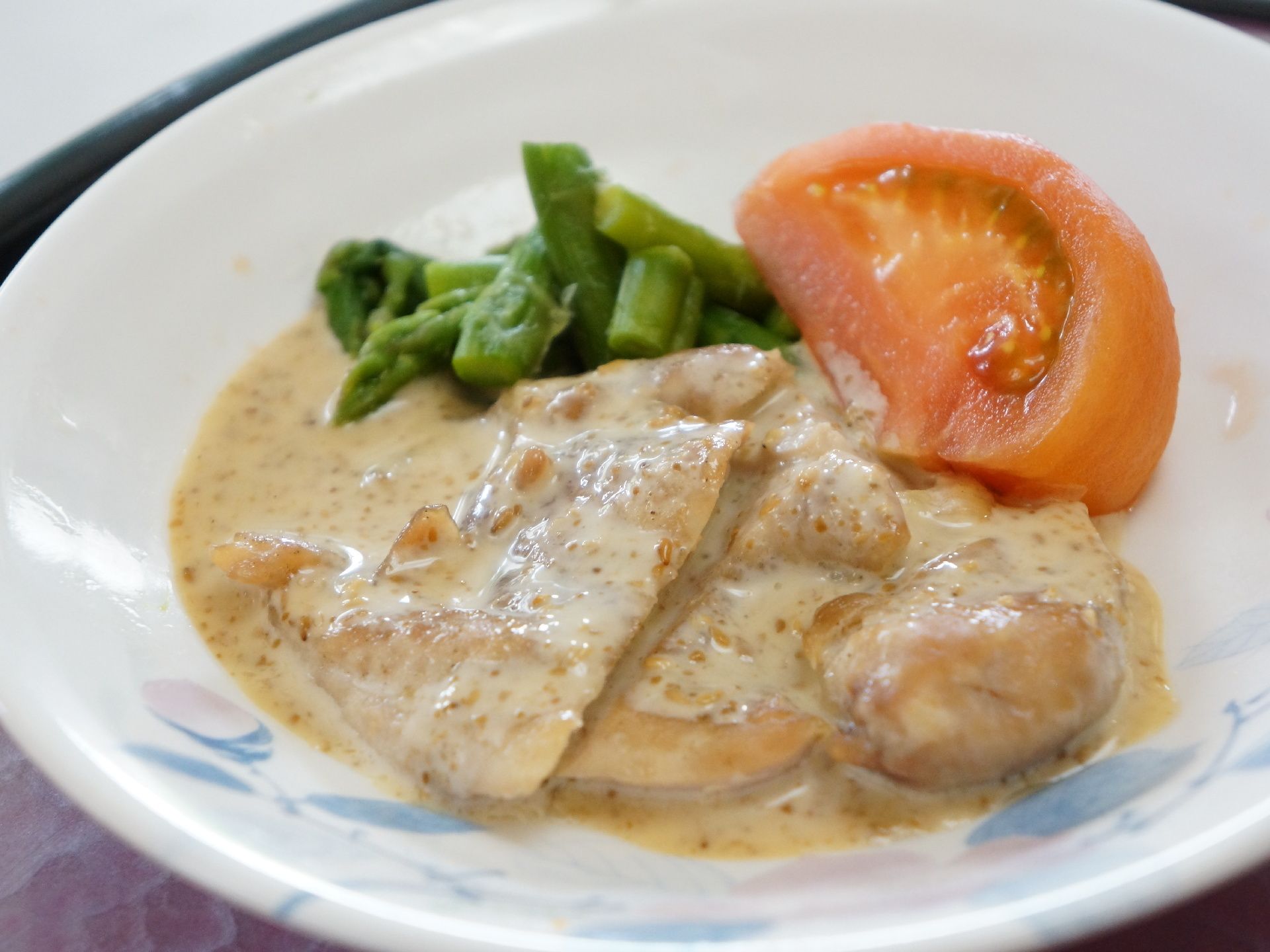 お肉と野菜でバランスのいいおかずである。色もきれいで食欲をそそる。適度な量であり、高齢者のみなさんも食べやすい。