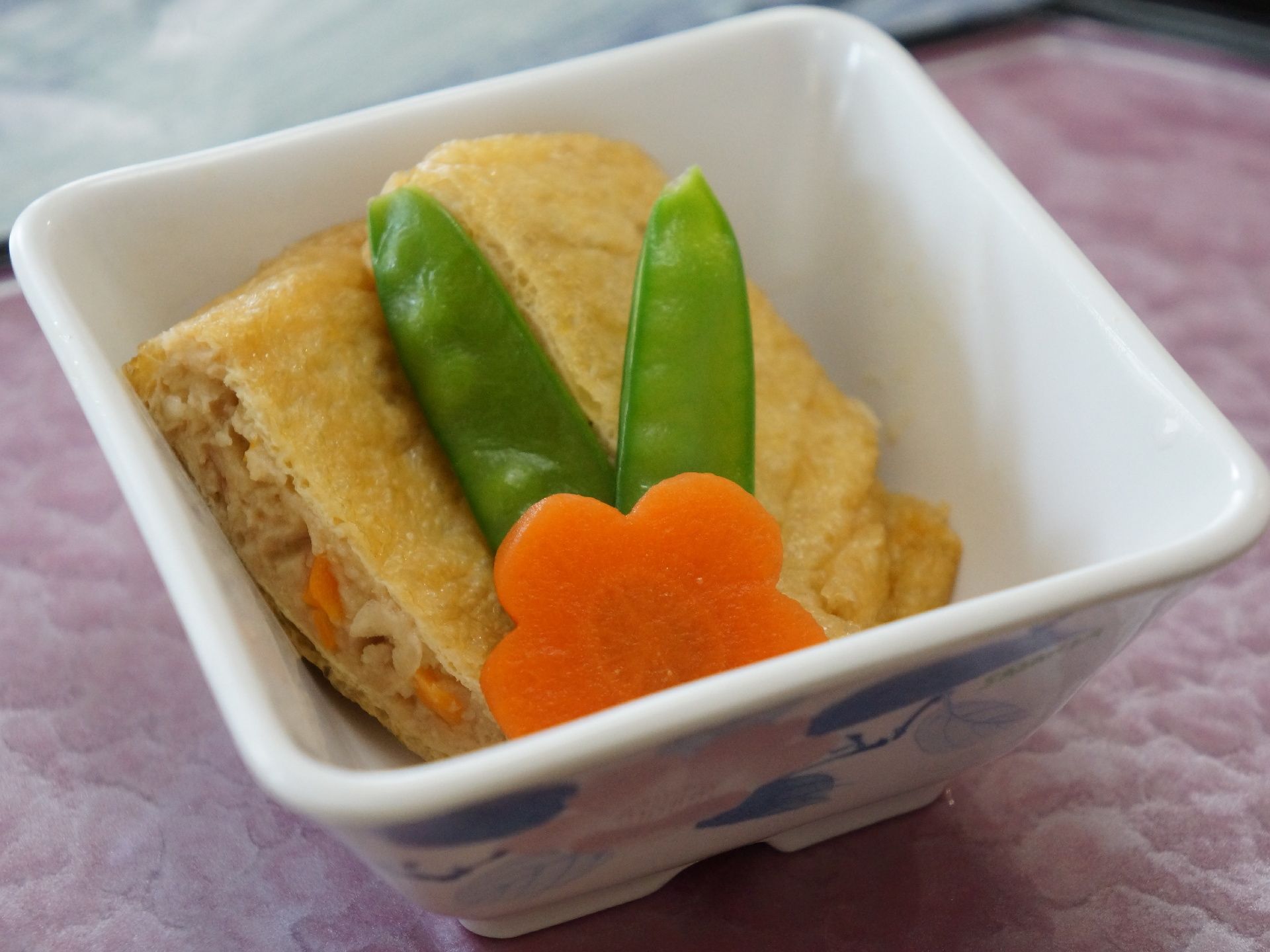 施設内では栄養満点の食事が提供される。和食を中心としたメニューで、色があざやかで、メニューは、食欲をそそるものばかり。