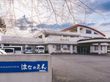 建物の外観と駐車場