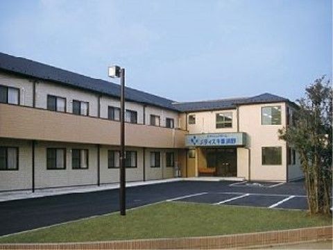 「スマイリングホーム メディス千葉浜野」2階建て、安心感のある施設外観です。