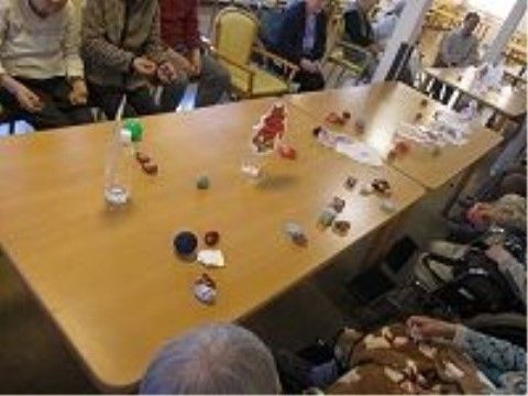 「スマイリングホーム メディス千葉浜野」レクリエーションも盛んです。入居者様は一緒になって楽しんでいます。