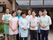 施設に勤務するスタッフ一同がエントランス前で撮った写真。特に決まった制服はないが動きやすい服装をしている。