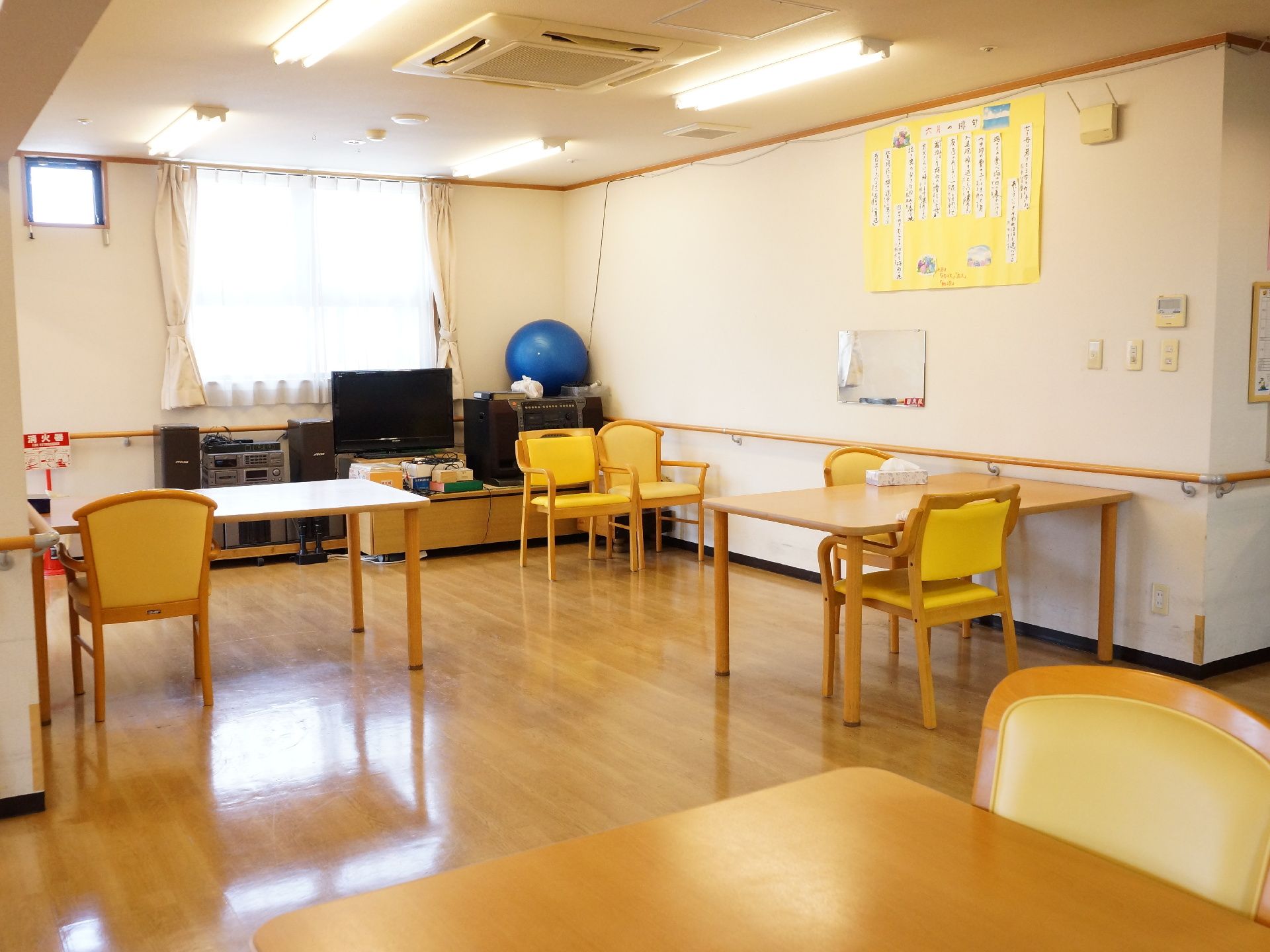 食堂の一角の様子。大勢の入居者が同時に食事を取る事になる場所であるため、防災のために赤い消火器が設置されている。