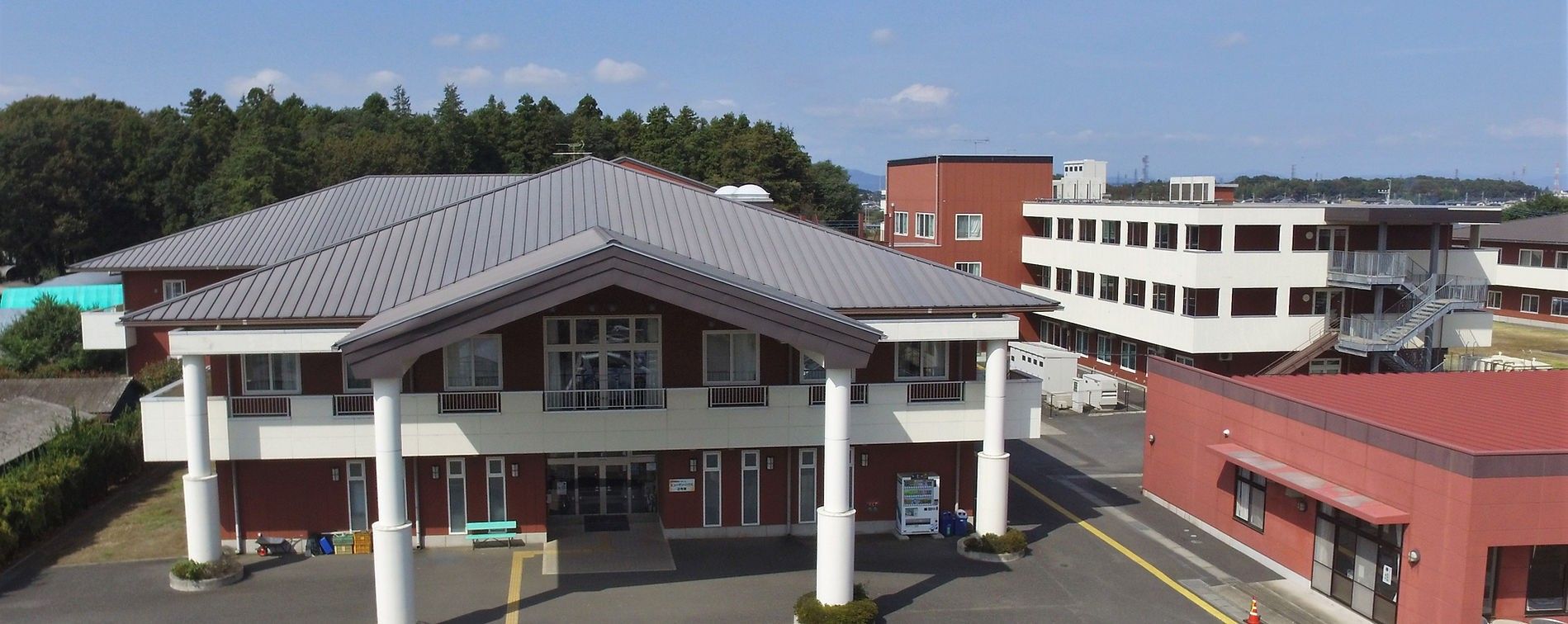 広々とした施設の全景