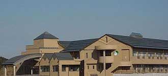 ゆったりとした建物の外観