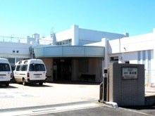 明るい入り口の施設外観