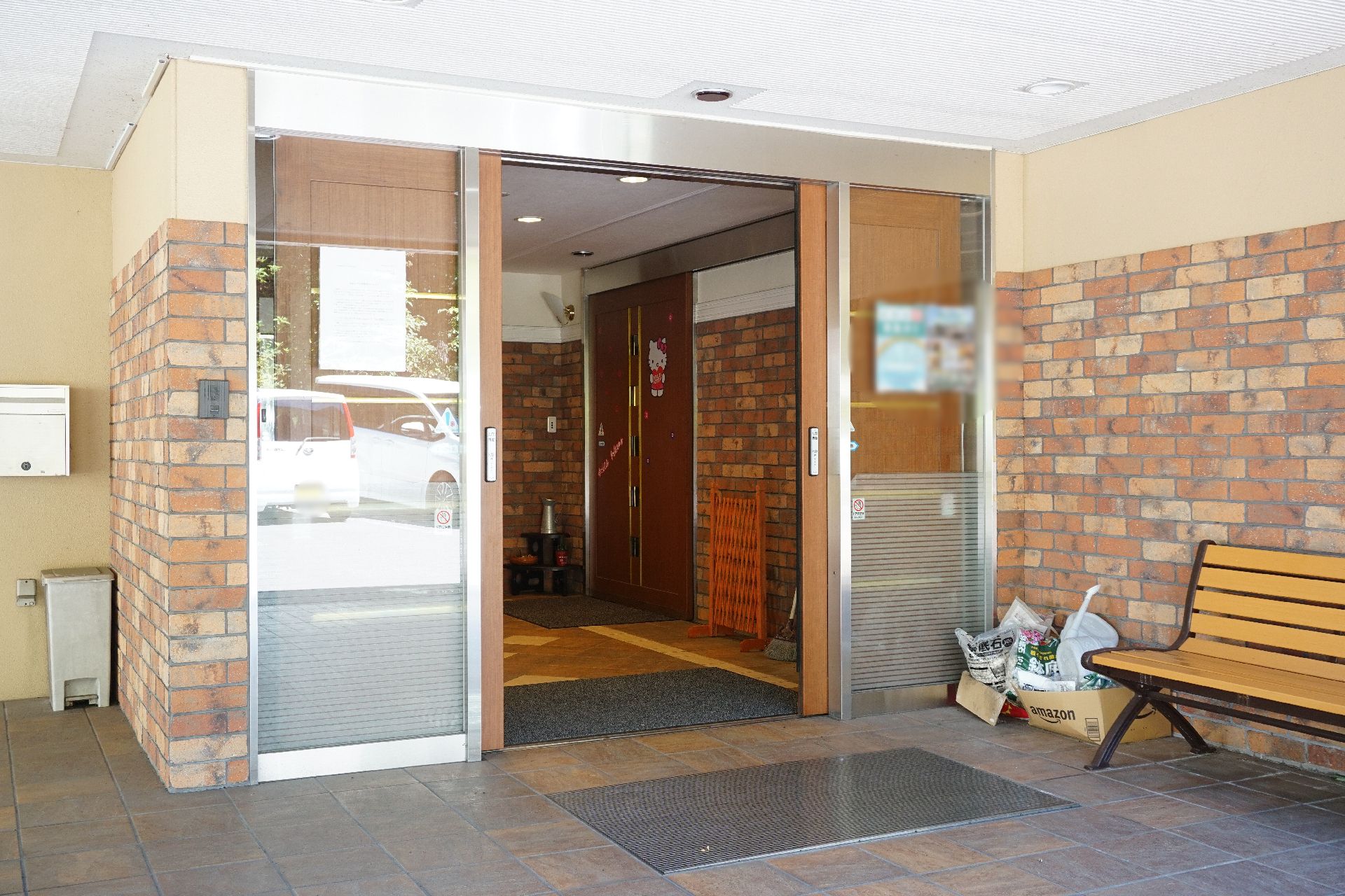 自動ドアが設置され、休憩用の椅子が置かれている玄関